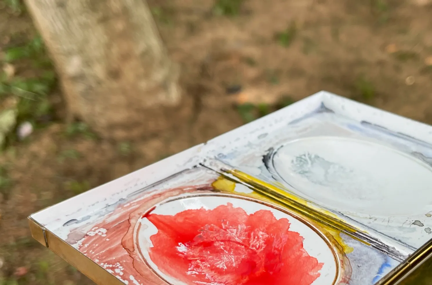 顶盖边缘会有一块小掉漆 不器工坊 Roberson 式水彩盒的闭合结构会导致一块掉漆