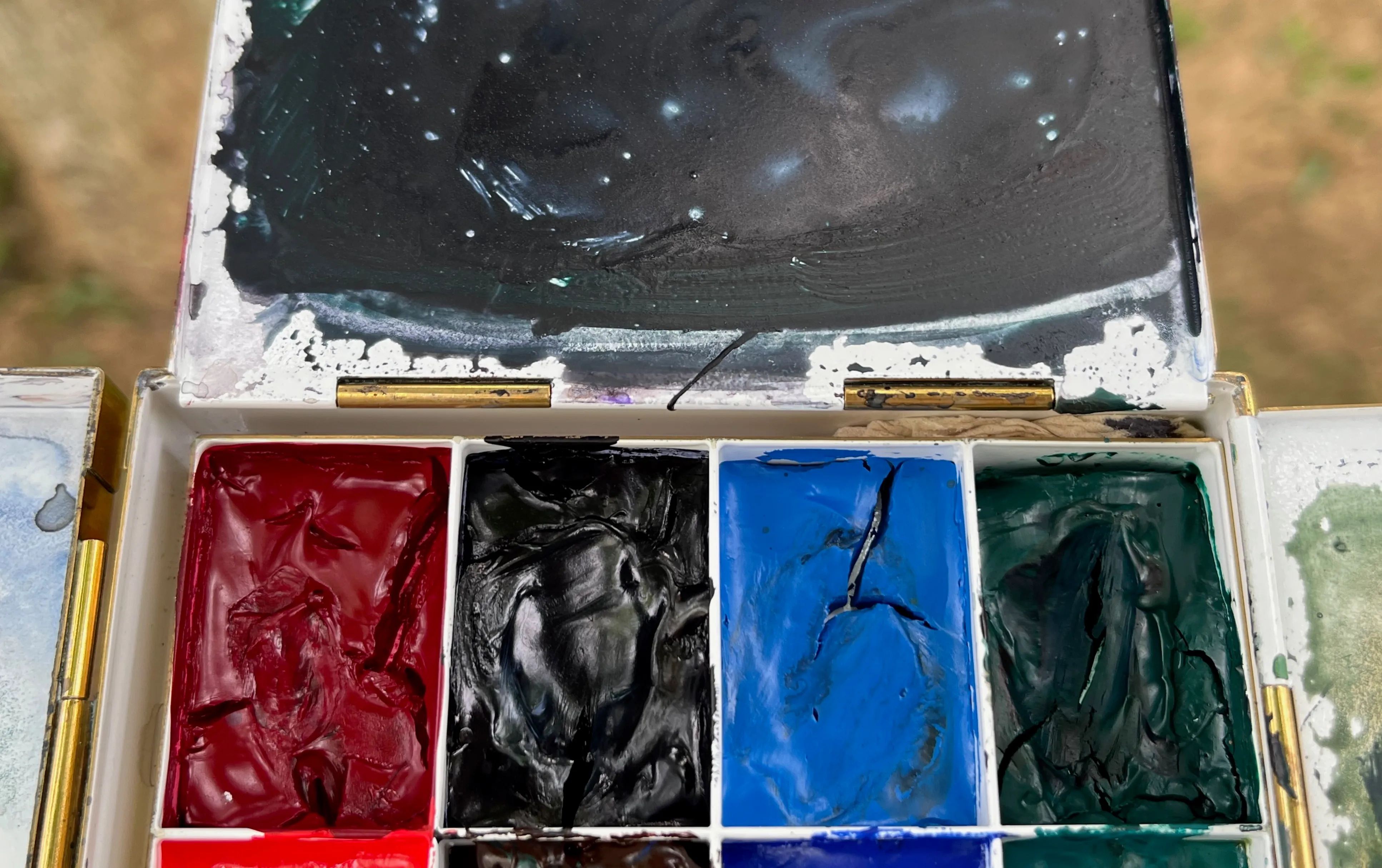 在缝隙中塞一些纸 不器工坊 Roberson 式水彩盒在缝隙中塞一些纸